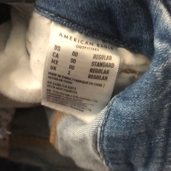 Size 00, Light Washed Ripped American Eagle Jeans - Picture 3 of 3